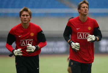 HANGZHOU, CHINA - JULY 25:  Goalkeeper Tomasz Kuszczak (L) and  Edwin Van der Sar (R) of Manchester United train during a training session as part of the club's Asia Tour 2009 at Huang Long Stadium on July 25, 2009 in Hangzhou, China. Manchester United will play a friendly match with Hangzhou Greentown in Hangzhou of China.  (Photo by Feng Li/Getty Images)