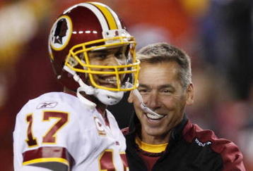 LANDOVER, MD - OCTOBER 26:  Head coach Jim Zorn of the Washington Redskins jokes around with quarterback Jason Campbell #17 during warm ups before the game against the Philadelphia Eagles at FedEx Field October 26, 2009 in Landover, Maryland. (Photo by Win McNamee/Getty Images)
