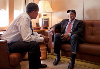IN FLIGHT - JULY 14:  In this photo provided by The White House, President Barack Obama (L) talks with baseball great Willie Mays aboard Air Force One en route to the MLB All-Star Game in St. Louis on July 14, 2009.  (Photo by Pete Souza/The White House via Getty Images)