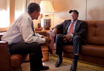 IN FLIGHT - JULY 14:  In this photo provided by The White House, President Barack Obama (L) talks with baseball great Willie Mays aboard Air Force One en route to the MLB All-Star Game in St. Louis on July 14, 2009.  (Photo by Pete Souza/The White House via Getty Images)