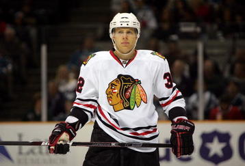 SAN JOSE, CA - NOVEMBER 25:  Kris Versteeg #32 of the Chicago Blackhawks in action during their game against the San Jose Sharks during their game at HP Pavilion on November 25, 2009 in San Jose, California.  (Photo by Ezra Shaw/Getty Images)