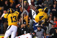 BERKELEY, CA - NOVEMBER 07: Jahvid Best #4 of the California Golden Bears jumps into the endzone for a touchdown against the Oregon State Beavers at California Memorial Stadium on November 7, 2009 in Berkeley, California. (Photo by Jed Jacobsohn/Getty Images)