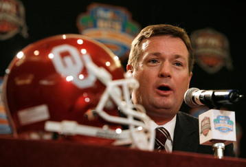 FORT LAUDERDALE, FL - JANUARY 07:  Head coach Bob Stoops of the Oklahoma Sooners speaks during the FedEx BCS Head Coaches Press Conference at Harbor Beach Marriott Resort & Spa on January 7, 2009 in Fort Lauderdale, Florida.  (Photo by Doug Benc/Getty Images)