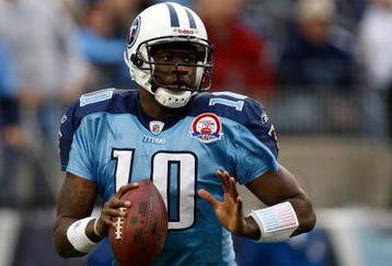 NASHVILLE, TN - NOVEMBER 29:  Vince Young #10 of the Tennessee Titans runs with the ball against the Arizona Cardinals during their game at LP Field on November 29, 2009 in Nashville, Tennessee.  (Photo by Streeter Lecka/Getty Images)