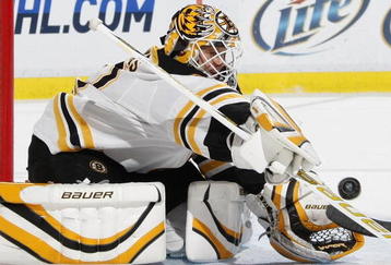 DETROIT - NOVEMBER 03: Tim Thomas #30 of the Boston Bruins makes a second period save while playing the Detroit Red Wings on November 3, 2009 at Joe Louis Arena in Detroit, Michigan.  (Photo by Gregory Shamus/Getty Images)