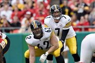 KANSAS CITY, MO - NOVEMBER 22:  Quarterback Ben Roethlisberger #7 of the Pittsburgh Steelers prepares to take the snap from center Justin Hartwig #62 during NFL action against the Kansas City Chiefs at Arrowhead Stadium on November 22, 2009 in Kansas City, Missouri.  The Chiefs defeated the Steelers 27-24.  (Photo by Wesley Hitt/Getty Images)