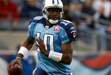 NASHVILLE, TN - NOVEMBER 29:  Vince Young #10 of the Tennessee Titans runs with the ball against the Arizona Cardinals during their game at LP Field on November 29, 2009 in Nashville, Tennessee.  (Photo by Streeter Lecka/Getty Images)