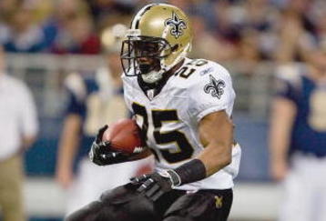 ST. LOUIS - NOVEMBER 15:  Reggie Bush #25 of the New Orleans Saints carries the ball during the game against the St. Louis Rams at the Edward Jones Dome on November 15, 2009 in St. Louis, Missouri.  (Photo by Dilip Vishwanat/Getty Images)