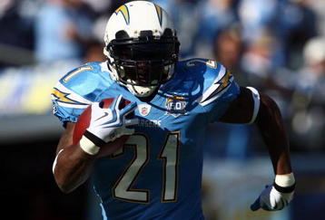 SAN DIEGO, CA - NOVEMBER 29:  Runningback LaDainian Tomlinson #21 of the San Diego Chargers runs the ball against the Kansas City Chiefs during the NFL game on November 29, 2009 at Qualcomm Stadium in San Diego, California.  (Photo by Donald Miralle/Getty Images)