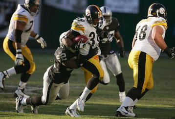 OAKLAND, CA - OCTOBER 29:  Linebacker Kirk Morrison #52 of the Oakland Raiders tackles running back Willie Parker #39 of the Pittsburgh Steelers during an NFL game at McAfee Coliseum on October 29, 2006 in Oakland, California. The Raiders won 20-13. (Photo by Robert Laberge/Getty Images)