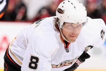 GLENDALE, AZ - OCTOBER 31:  Teemu Selanne #8 of the Anaheim Ducks during the NHL game against the Phoenix Coyotes at Jobing.com Arena on October 31, 2009 in Glendale, Arizona. The Coyotes defeated the Ducks 3-2 in an overtime shootout.  (Photo by Christian Petersen/Getty Images)