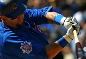 CHICAGO - AUGUST 30: Jake Fox #5 of the Chicago Cubs fouls off a pitch against the New York Mets on August 30, 2009 at Wrigley Field in Chicago, Illinois. The Mets defeated the Cubs 4-1. (Photo by Jonathan Daniel/Getty Images) 