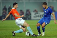 PESCARA, ITALY - NOVEMBER 14:  Mark van Bommel   of Holland and Antonio Candreva  of Italy in action during the International Friendly Match between Italy and Holland at Adriatico Stadium on November 14, 2009 in Pescara, Italy.  (Photo by Giuseppe Bellini/Getty Images)