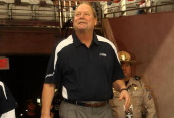 GLENDALE, AZ - DECEMBER 28:  Head coach Mike Holmgren of the Seattle Seahawks walks onto the field for warmups before the game with the Arizona Cardinals on December 28, 2008 at University of Phoenix Stadium in Glendale, Arizona.  (Photo by Stephen Dunn/Getty Images)