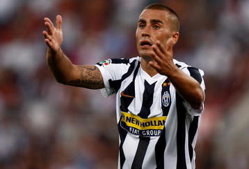ROME - AUGUST 30:  Fabio Cannavaro of Juventus gestures during the Serie A match between Roma and Juventus at Stadio Olimpico on August 30, 2009 in Rome, Italy.  (Photo by Paolo Bruno/Getty Images)