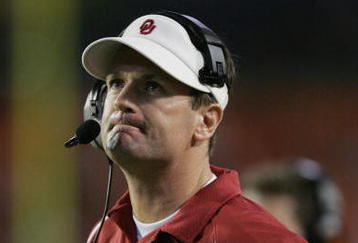 MIAMI - JANUARY 4: Head coach Bob Stoops of the Oklahoma Sooners looks on during the final minutes before losing 55-19 to the USC Trojans in the FedEx Orange Bowl 2005 National Championship on January 4, 2005 at Pro Player Stadium in Miami, Florida. (Photo by Brian Bahr/Getty Images) 