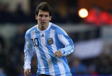 MADRID, SPAIN - NOVEMBER 14:  Lionel Messi of Argentina in action during the friendly International football match Spain against Argentina at the Vicente Calderon stadium in Madrid, on November 14, 2009 in Madrid, Spain.  (Photo by Clive Brunskill/Getty Images)