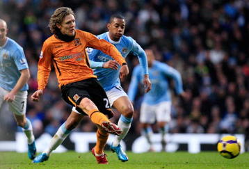 MANCHESTER, ENGLAND - NOVEMBER 28: Jimmy Bullard of Hull City controls the ball ahead of Robinho of Manchester City during the Barclays Premier League match between Manchester City and Hull City at the City of Manchester Stadium on November 28, 2009 in Manchester, England. (Photo by Jed Leicester/Getty Images)