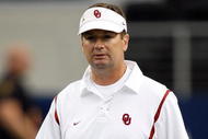 ARLINGTON, TX - SEPTEMBER 05:  Head coach Bob Stoops of the Oklahoma Sooners before a game against the Brigham Young Cougars at Cowboys Stadium on September 5, 2009 in Arlington, Texas.  (Photo by Ronald Martinez/Getty Images)