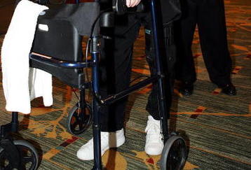 DALLAS, TX - MARCH 7:  Owner Al Davis of the Oakland Raiders arrives at the NFL Owners Meeting on March 7, 2006 in Dallas, Texas.  (Photo by Ronald Martinez/Getty Images) 