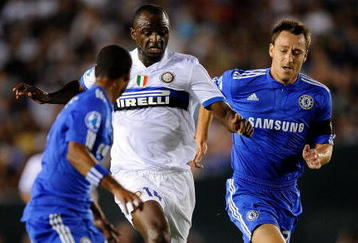 PASADENA, CA - JULY 21: Patrick Vieira #14 of Inter Milan paces the ball on the attack against John Terry #26 and Ashley Cole #3 of Chelsea FC in the first half during the World Football Challenge at the Rose Bowl on July 21, 2009 in Pasadena, California.  (Photo by Kevork Djansezian/Getty Images)