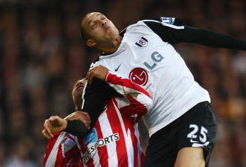 LONDON, ENGLAND - DECEMBER 06:  Bobby Zamora of Fulham battles with Kieran Richardson of Sunderland during the Barclays Premier League match between Fulham and Sunderland at Craven Cottage on December 6, 2009 in London, England.  (Photo by Phil Cole/Getty Images)