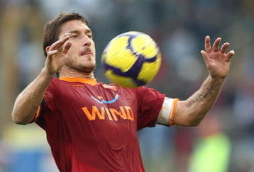 ROME - NOVEMBER 22:  Francesco Totti of AS Roma in action with the ball during the Serie A match between Roma and Bari at Stadio Olimpico on November 22, 2009 in Rome, Italy.  (Photo by Paolo Bruno/Getty Images)