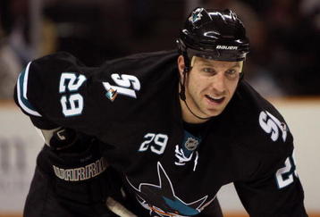 SAN JOSE, CA - DECEMBER 03:  Ryane Clowe #29 of the San Jose Sharks lines up for a face off during their game against the St. Louis Blues at HP Pavilion on December 3, 2009 in San Jose, California.  (Photo by Ezra Shaw/Getty Images)