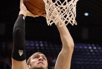 PHOENIX - OCTOBER 20:  Spencer Hawes #31 of the Sacramento Kings slam dunks the ball against the Phoenix Suns during the NBA preseason game at US Airways Center on October 20, 2009 in Phoenix, Arizona. The Suns defeated the Kings 143-127.  NOTE TO USER: User expressly acknowledges and agrees that, by downloading and or using this photograph, User is consenting to the terms and conditions of the Getty Images License Agreement.  (Photo by Christian Petersen/Getty Images)