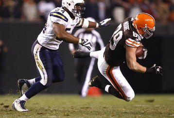 CLEVELAND - DECEMBER 06:  Evan Moore #89 of the Cleveland Browns makes a diving catch in front of Stephen Cooper #54 of the San Diego Chargers at Cleveland Browns Stadium on December 6, 2009 in Cleveland, Ohio.  (Photo by Matt Sullivan/Getty Images)