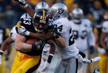 PITTSBURGH - DECEMBER 6: Heath Miller #83 of the Pittsburgh Steelers runs after catching a pass against the Oakland Raiders during the game on December 6, 2009 at Heinz Field in Pittsburgh, Pennsylvania. (Photo by Jared Wickerham/Getty Images)