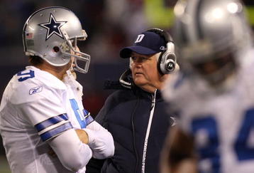 EAST RUTHERFORD, NJ - DECEMBER 06:  Head coach Wade Phillips of the Dallas Cowboys talks with Tony Romo #9 against the New York Giants at Giants Stadium on December 6, 2009 in East Rutherford, New Jersey.  (Photo by Jim McIsaac/Getty Images)