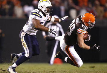 CLEVELAND - DECEMBER 06:  Evan Moore #89 of the Cleveland Browns makes a diving catch in front of Stephen Cooper #54 of the San Diego Chargers at Cleveland Browns Stadium on December 6, 2009 in Cleveland, Ohio.  (Photo by Matt Sullivan/Getty Images)