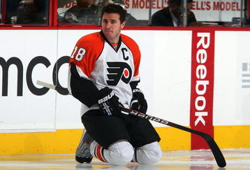 PHILADELPHIA - NOVEMBER 14:  Mike Richards #18 of the Philadelphia Flyers warms up before playing the Buffalo Sabres on November 14, 2009 at Wachovia Center in Philadelphia, Pennsylvania.  (Photo by Jim McIsaac/Getty Images)