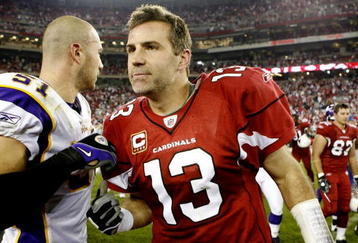 GLENDALE, AZ - DECEMBER 6:  Quarterback Kurt Warner #13 of the Arizona Cardinals leaves the field after being congratulated by Ben Leber #51 of the Minnesota Vikings after the game at University of Phoenix Stadium on December 6, 2009 in Glendale, Arizona. The Cardinals won 30-17. (Photo by Christian Petersen/Getty Images)