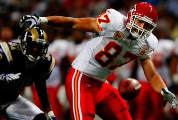 ST. LOUIS, MO - SEPTEMBER 03: Tight end Brad Cottam #87 of the Kansas City Chiefs fails to make the catch against the defense of cornerback Justin King #31 of the St. Louis Rams during the second quarter of the preseason game at the Edward Jones Dome on September 3, 2009 in St. Louis, Missouri. (Photo by Dilip Vishwanat/Getty Images)