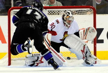 LOS ANGELES, CA - DECEMBER 03:  Wayne Simmonds #17 of the Los Angeles Kings scores on a penalty against Brian Elliott #30 goalkeeper of the Ottawa Senators during the first period of the NHL hockey game on December 3, 2009 in Los Angeles, California.  (Photo by Kevork Djansezian/Getty Images)