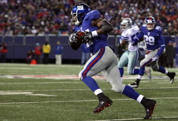EAST RUTHERFORD, NJ - DECEMBER 06:  Brandon Jacobs #27 of the New York Giants makes a reception that he runs for a 74 yard touchdown in the third quarter against the Dallas Cowboys at Giants Stadium on December 6, 2009 in East Rutherford, New Jersey.  (Photo by Jim McIsaac/Getty Images)