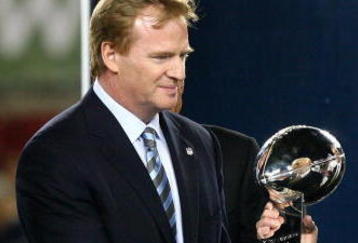 TAMPA, FL - FEBRUARY 01:  NFL Commissioner Roger Goodell (L) present Dan Rooney, team owner of the Pittsburgh Steelers, with the Vince Lombardi trophy after the Steelers won 27-23 against the Arizona Cardinals during Super Bowl XLIII on February 1, 2009 at Raymond James Stadium in Tampa, Florida.  (Photo by Al Bello/Getty Images)