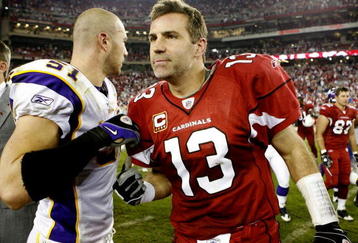 GLENDALE, AZ - DECEMBER 6:  Quarterback Kurt Warner #13 of the Arizona Cardinals leaves the field after being congratulated by Ben Leber #51 of the Minnesota Vikings after the game at University of Phoenix Stadium on December 6, 2009 in Glendale, Arizona. The Cardinals won 30-17. (Photo by Christian Petersen/Getty Images)