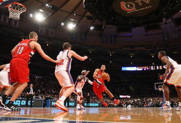 NEW YORK - DECEMBER 07:  Brandon Roy #7 of the Portland Trail Blazers drives to the basket against the New York Knicks at Madison Square Garden on December 7, 2009 in New York, New York. NOTE TO USER: User expressly acknowledges and agrees that, by downloading and/or using this Photograph, user is consenting to the terms and conditions of the Getty Images License Agreement.  (Photo by Nick Laham/Getty Images)