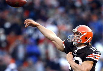 CLEVELAND - DECEMBER 06:  Brady Quinn #10 of the Cleveland Browns throws a pass against the San Diego Chargers at Cleveland Browns Stadium on December 6, 2009 in Cleveland, Ohio.  (Photo by Matt Sullivan/Getty Images)