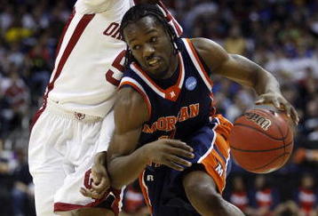 KANSAS CITY, MO - MARCH 19:  Reggie Holmes #11 of the Morgan State Golden Bears dribbles to the basket against Tony Crocker #5 of the Oklahoma Sooners in the first half during the first round of the NCAA Division I Men's Basketball Tournament at the Sprint Center on March 19, 2009 in Kansas City, Missouri.  (Photo by Jamie Squire/Getty Images)