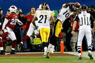 TAMPA, FL - FEBRUARY 01:  Santonio Holmes #10 of the Pittsburgh Steelers catches a 6-yard touchdown pass in the fourth quarter against the Arizona Cardinals during Super Bowl XLIII on February 1, 2009 at Raymond James Stadium in Tampa, Florida. The Steelers won the game by a score of 27-23.  (Photo by Kevin C. Cox/Getty Images)