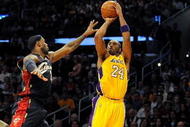 LOS ANGELES, CA - JANUARY 19:  Kobe Bryant #24 of the Los Angeles Lakers shoots a jumper against LeBron James #23 of the Cleveland Cavaliers during the game at Staples Center on January 19, 2009 in Los Angeles, California.  The Lakers defeated the Cavaliers 105-88.  (Photo by Harry How/Getty Images)