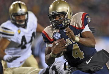 PHILADELPHIA - DECEMBER 12: Quarterback Ricky Dobbs #4 of the Navy Midshipmen runs for the end-zone during the game against the Army Black Knights on December 12, 2009 at Lincoln Financial Field in Philadelphia, Pennsylvania. Navy won 17-3. (Photo by Drew Hallowell/Getty Images)