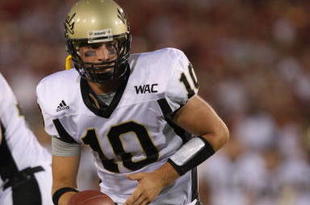 LOS ANGELES, CA - SEPTEMBER 01: Nathan Enderle #10 of the University of Idaho Vandals hands off the ball during the game against the USC Trojans at the Los Angeles Memorial Coliseum on September 1, 2007 in Los Angeles, California.  (Photo by Lisa Blumenfeld/Getty Images)
