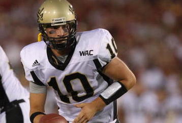 LOS ANGELES, CA - SEPTEMBER 01: Nathan Enderle #10 of the University of Idaho Vandals hands off the ball during the game against the USC Trojans at the Los Angeles Memorial Coliseum on September 1, 2007 in Los Angeles, California.  (Photo by Lisa Blumenfeld/Getty Images)