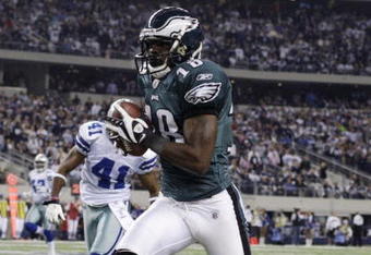ARLINGTON, TX - JANUARY 9: Jeremy Maclin #18 of the Philadelphia Eagles runs for a 76-yard touchdown in the second quarter on a pass from quarterback Michael Vick #7 against the Dallas Cowboys during the 2010 NFC wild-card playoff game at Cowboys Stadium on January 9, 2010 in Arlington, Texas. (Photo by Jamie Squire/Getty Images)