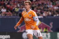 EAST RUTHERFORD, NJ - MAY 16: Stuart Holden #22 of the Houston Dynamo plays the ball against the New York Red Bulls at Giants Stadium in the Meadowlands on May 16, 2009 in East Rutherford, New Jersey. Houston and New York play to a 1-1 Tie. (Photo by Mike Stobe/Getty Images for New York Red Bull)